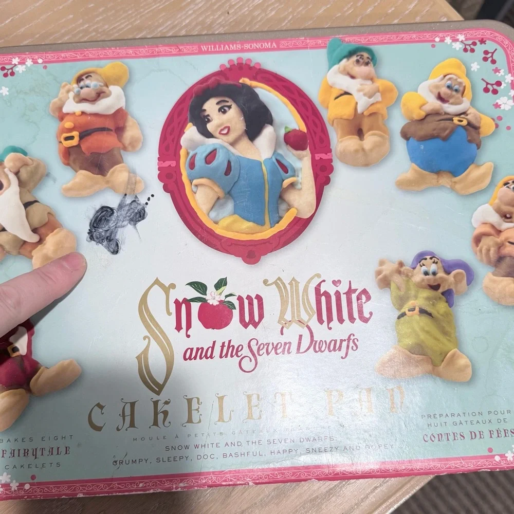 Vintage Williams Sonoma Snow White Character Cakelet Pan